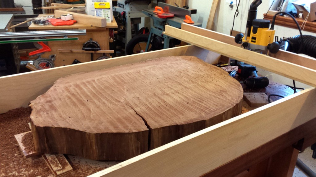 Flattening a Walnut Slab on my Workbench with a Router 